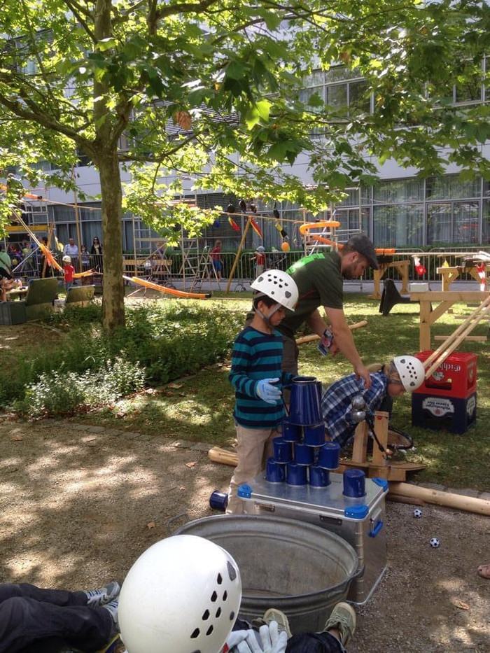 Khoa Minh thích nghiên cứu và lắp ráp. Cậu bé đang chơi và học cùng các bạn.