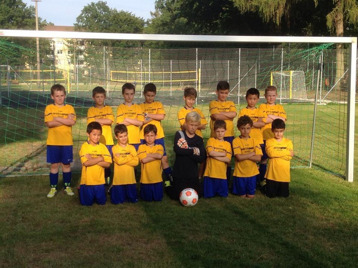 Khoa Minh chụp ảnh khởi động trận đấu cùng các bạn trong CLB Bóng đá tại Đức.