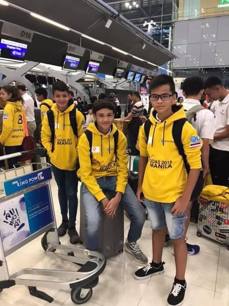 Khoa Minh cùng các bạn tuyển trường RIS Swiss Section - Trường Quốc tế nói tiếng Đức ở Bangkok lên đường thi đấu ở Manila, Philippines năm 2019.