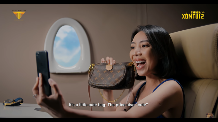 Thu Trang giả vờ đi du lịch Pháp, đang về trên máy bay.