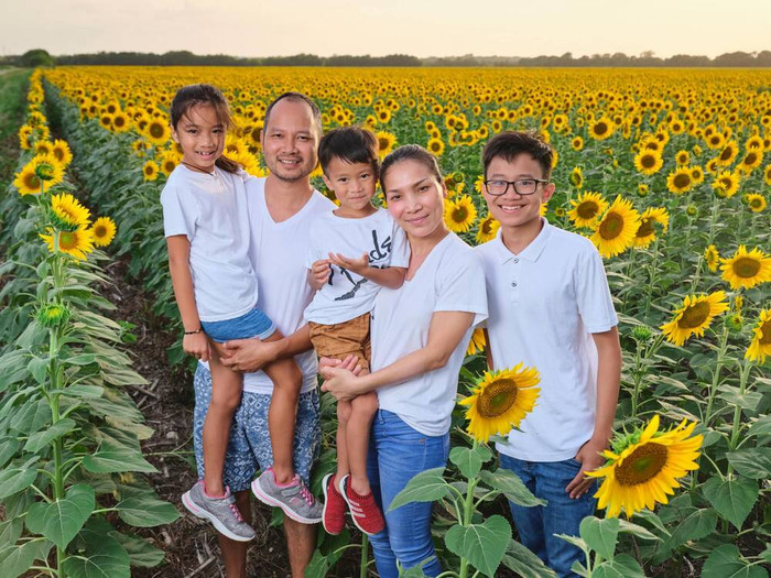 Sau khi bài việc được chia sẻ, nhiều bạn bè, đồng nghiệp đã nhanh chóng bình luận gửi lời động viên đến ông xã Hồng Ngọc và gia đình nữ ca sĩ.