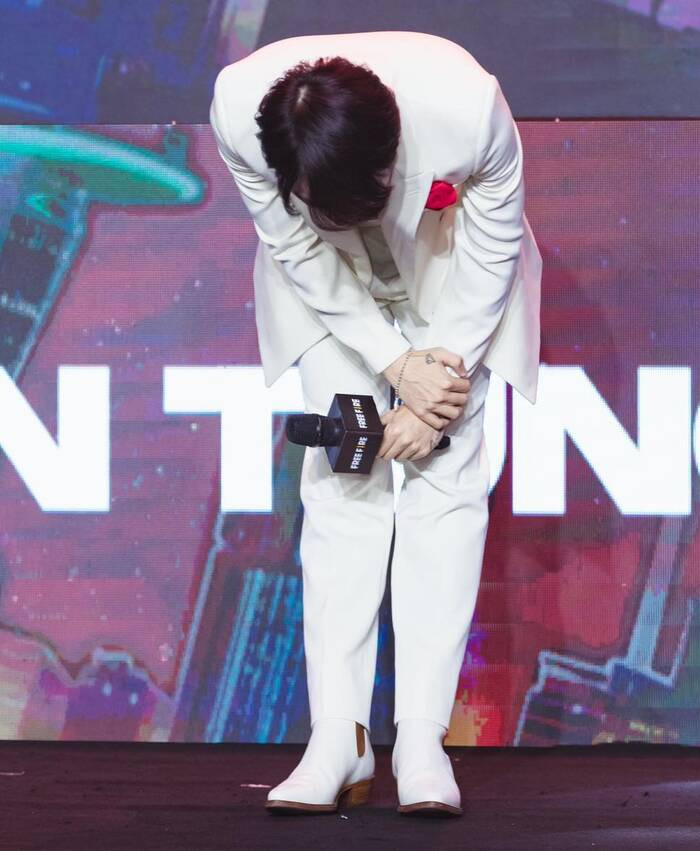 Anh cúi đầu chào khán giả. 