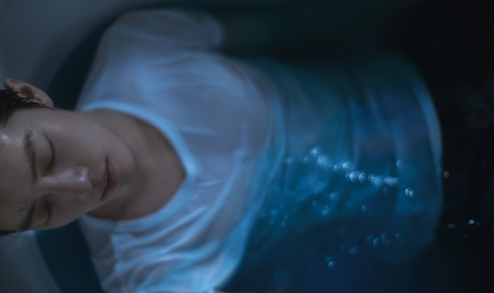 Người hâm mộ ngất ngây trước cảnh bom tấn trong bồn tắm của Tiêu Chiến Ảnh 7