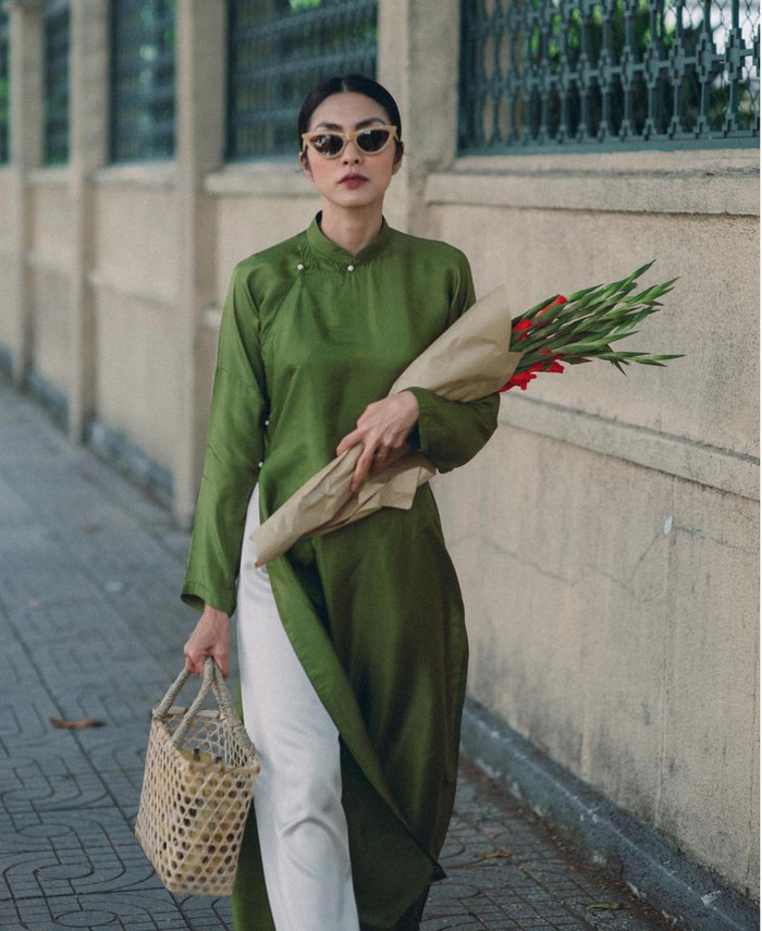 Hà Tăng trong bộ ảnh 'streetstyle' mới khi người đẹp diện áo dài xưa màu xanh lá chuối đi chợ sớm 
