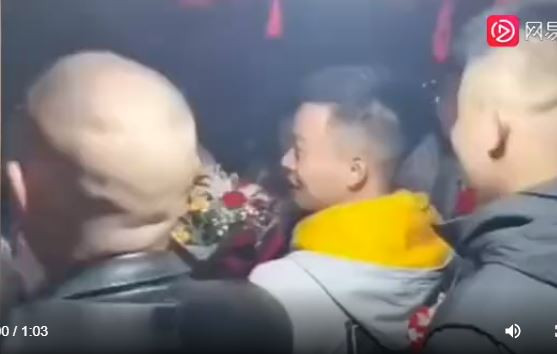 Chú rể cùng nhà trai tới xin dâu.&nbsp;