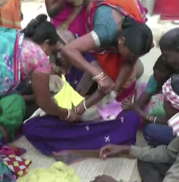 Những người đi qua đường dừng lại vuốt ve con chó để cầu may. 