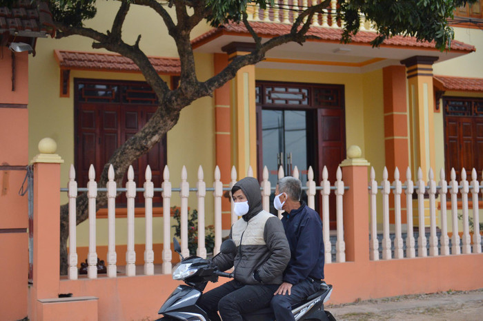 Theo ghi nhận dọc các con đường đi vào thôn xã Kim Điền, người dân đi ra đường đều đeo khẩu trang. Thậm chí, khi làm tất cả các hoạt động trong nhà cũng không cởi khẩu trang ra. 