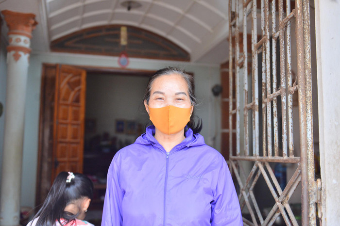 Bà Phạm Thị Yến, người dân Thôn Kim Điền cho biết, từ khi phát hiện dịch Covid-19, cuộc sống gia đình bị ảnh hưởng nhiều. Dù chưa tiếp xúc với ai nhiễm bệnh nhưng gia đình bà hôm nay vẫn đi lấy mẫu xét nghiệm. 'Cả ngày chúng tôi đều ở trong nhà không đi đâu được, chợ búa, hàng quán đều đóng cửa. Mạ tôi đã ngâm nhưng cũng không gieo được. Con cái tôi đi làm ăn xa chắc không kịp về Tết rồi, mà cũng không nên về làm gì. Tôi mong Nhà nước sẽ nhanh chóng thực hiện các biện pháp dập dịch để cuộc sống người dân ổn định', bà Yến nói.