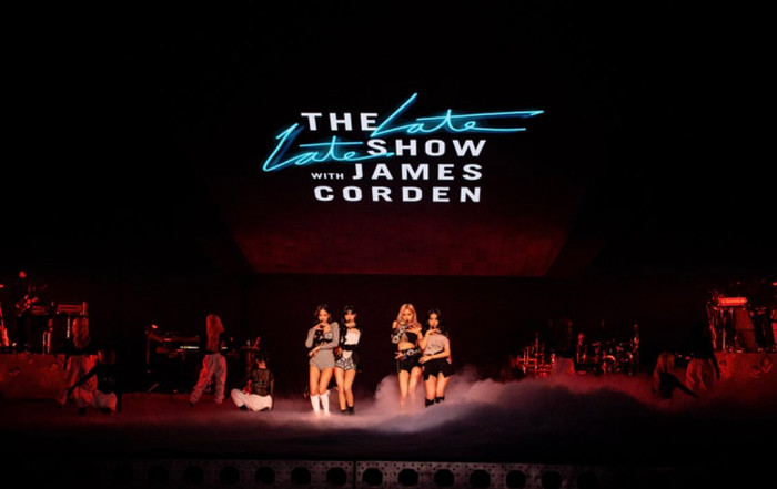 BlackPink đưa 'Pretty Savage' tới Mỹ: Trang phục không còn 'kín cổng cao tường' Ảnh 5