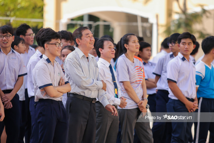 Ông ngoại với ánh mắt tự hào khi ngước nhìn cô cháu gái bé bỏng
