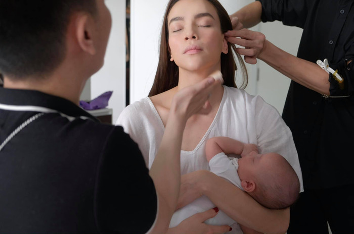 Khoảnh khắc đáng yêu của mẹ con Hà Hồ.