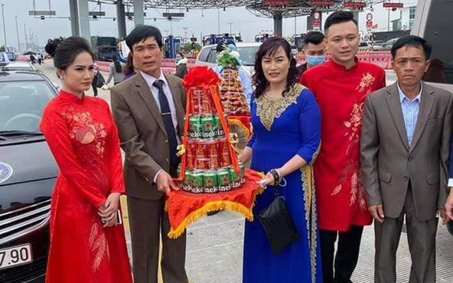 Không vào được Quảng Ninh đón dâu do dịch COVID-19, gia đình đôi bên đã trao lễ ngay tại trạm thu phí Ảnh 2