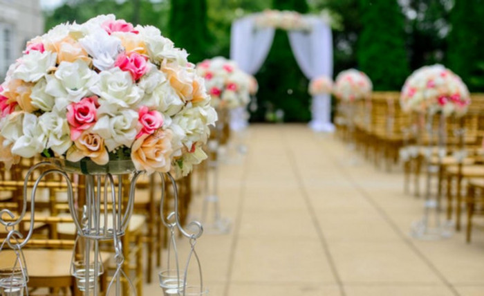 Ngay sau khi nhận được thông tin, huyện Gia Lâm cử lực lượng phản ứng nhanh có mặt yêu cầu gia đình nhà trai dừng ngay việc tổ chức ăn uống. Ảnh minh hoạ.