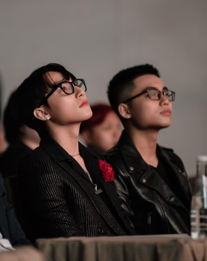 Việt Hoàng và anh trai cùng đi dự họp báo