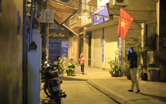 Hà Nội phong tỏa con ngõ nơi nam sinh Hải Dương nghi nhiễm COVID-19 ở trọ ngay trong đêm Ảnh 2