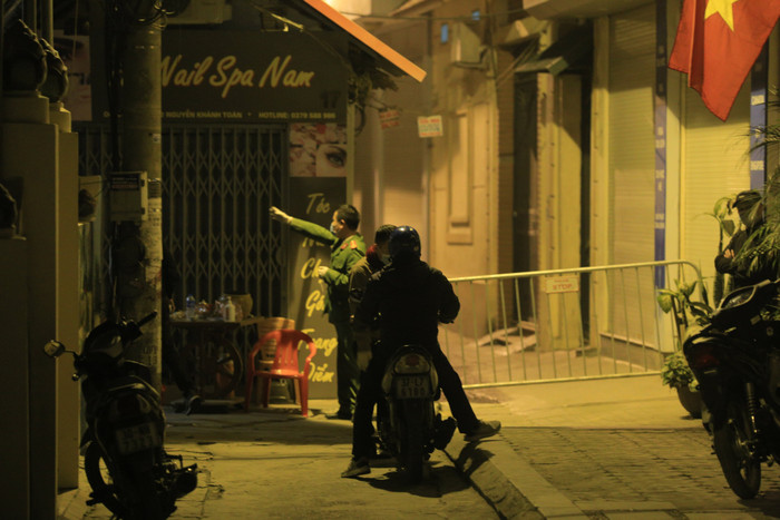 Công an hướng dẫn người dân di chuyển hướng khác.