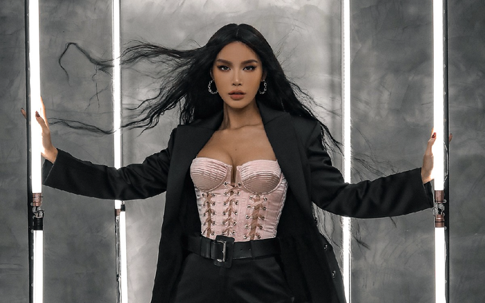 Minh Tú hóa thân búp bê nóng bỏng, tự tin khẳng định: 2020 là năm thành công của tôi Ảnh 2