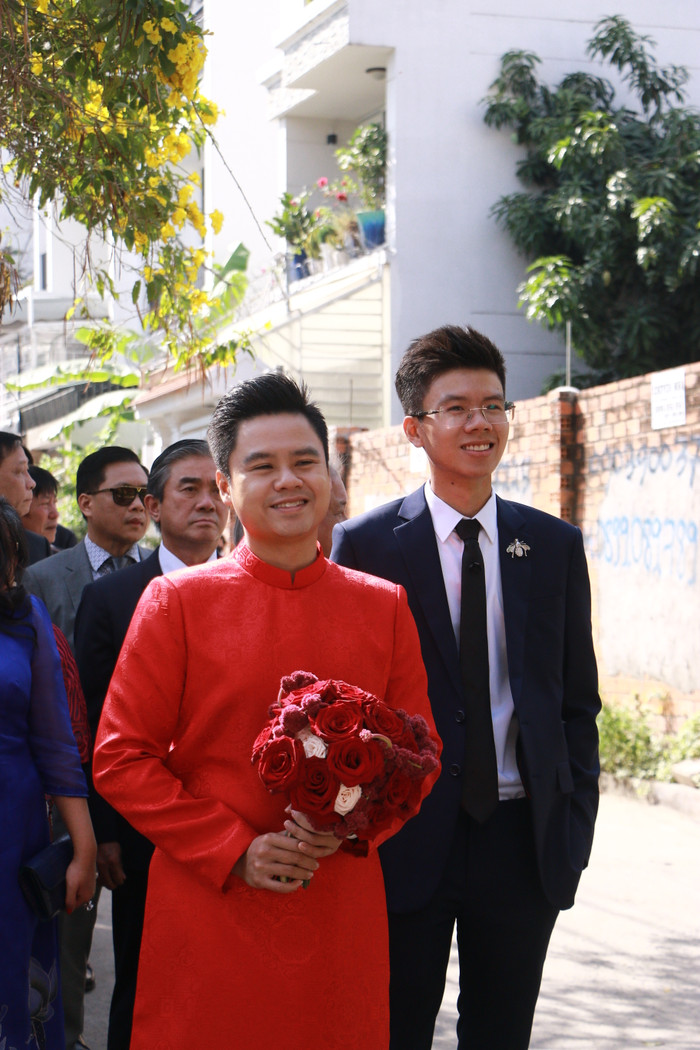 Thiếu gia xuất hiện với phong thái lịch lãm trong ngày cưới của anh trai