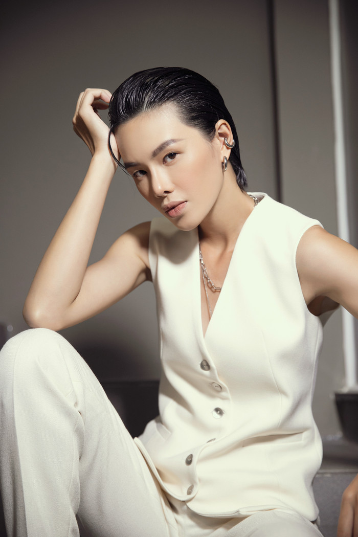 Phong cách phi giới tính 'hớp hồn' khán giả ngay từ cái nhìn đầu tiên. 