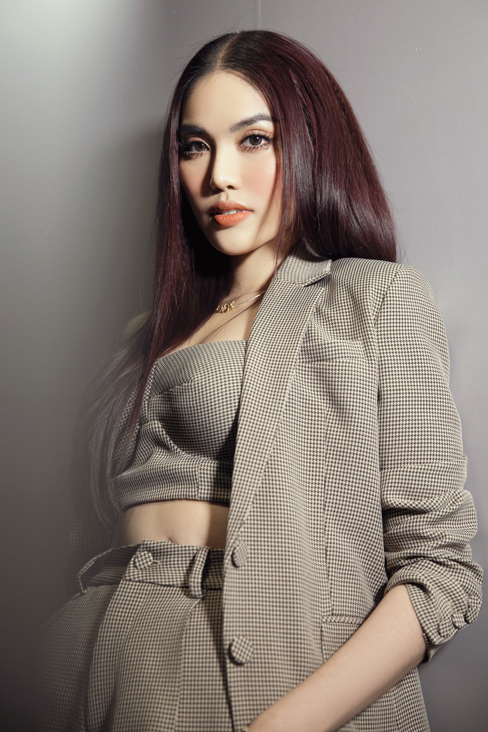 Vóc dáng nuột nà, quyến rũ được tôn lên hết cỡ. 