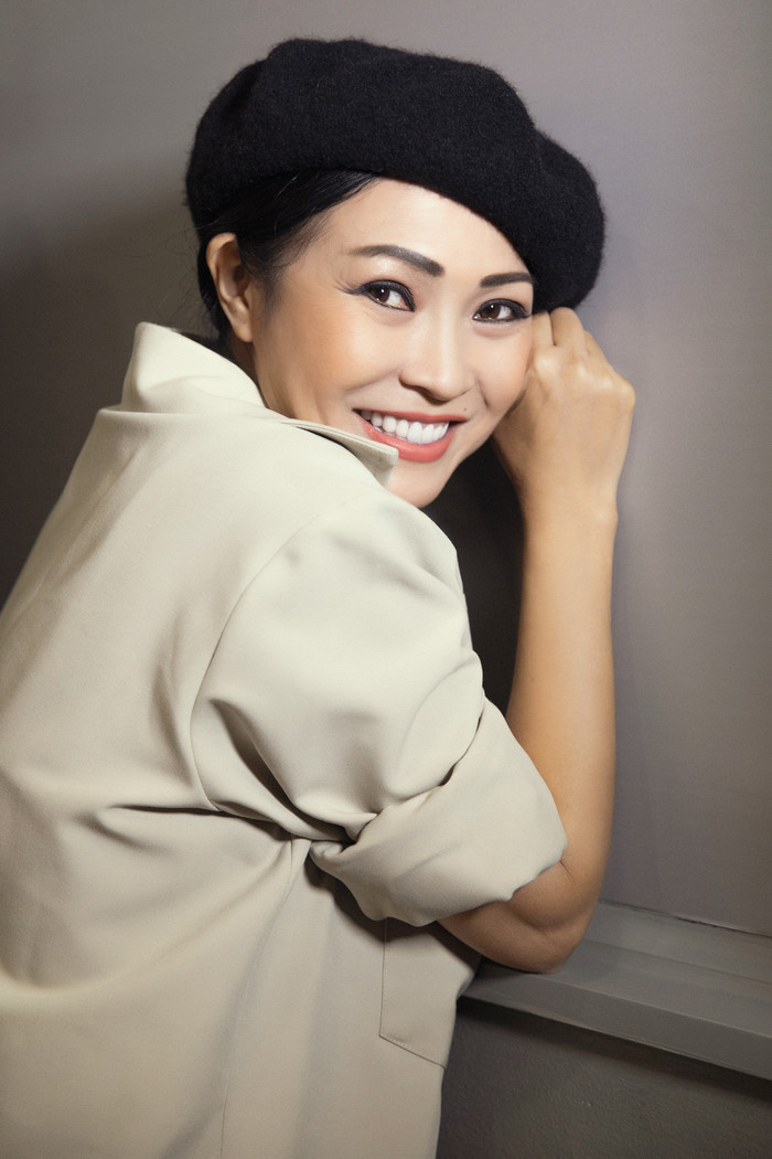 Ca sĩ Phương Thanh chọn một mẫu váy form oversize với những đường xếp ly khác lạ. 