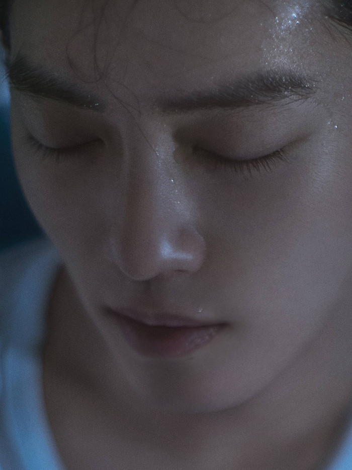 Video 'ướt át' của Tiêu Chiến gây sốt ở nước ngoài: Gợi cảm đến ngộp thở! Ảnh 5