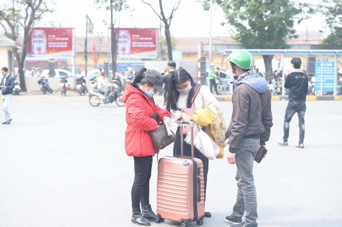 Tại bến xe Giáp Bát từng đoàn sinh viên ùn ùn đổ về quê.