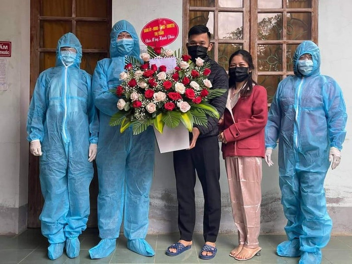 Lãnh đạo chính quyền tới tặng hoa động viên anh chị