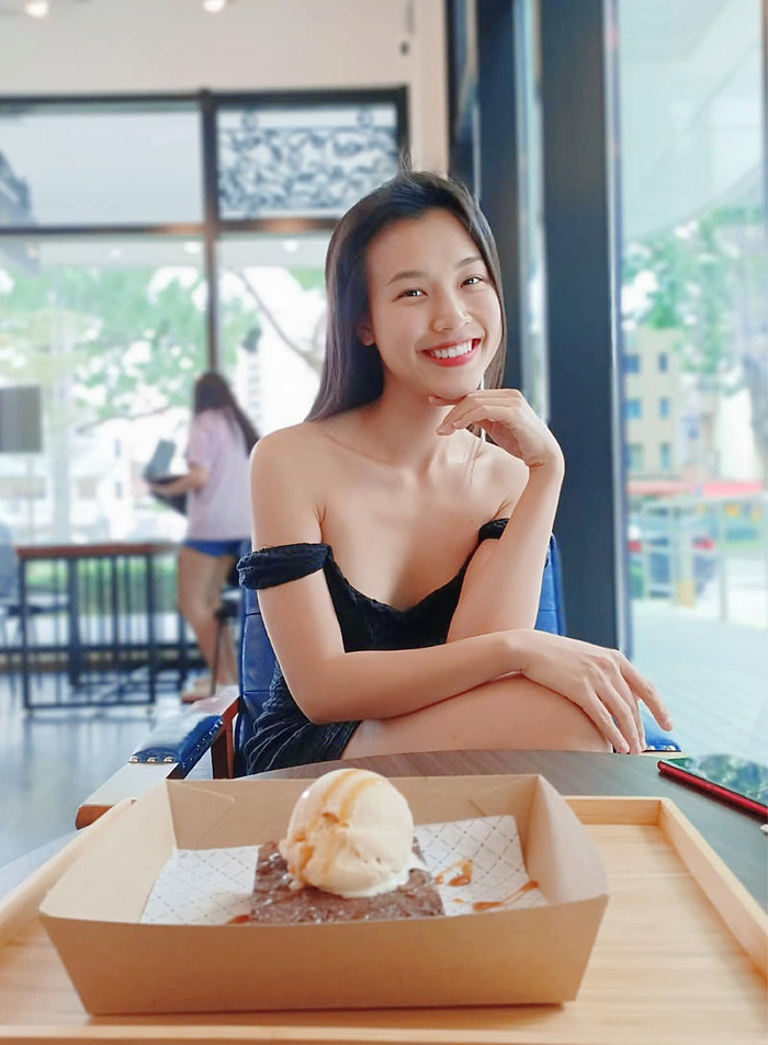 Nhan sắc rạng rỡ, vóc dáng mảnh mai của Hoàng Oanh làm ai nấy đều khó lòng rời mắt