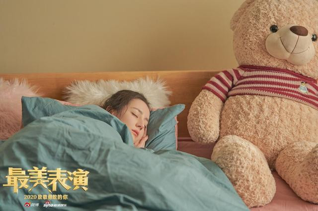 Địch Lệ Nhiệt Ba thay 'một tá' trang phục trong vòng 8 giây Ảnh 7