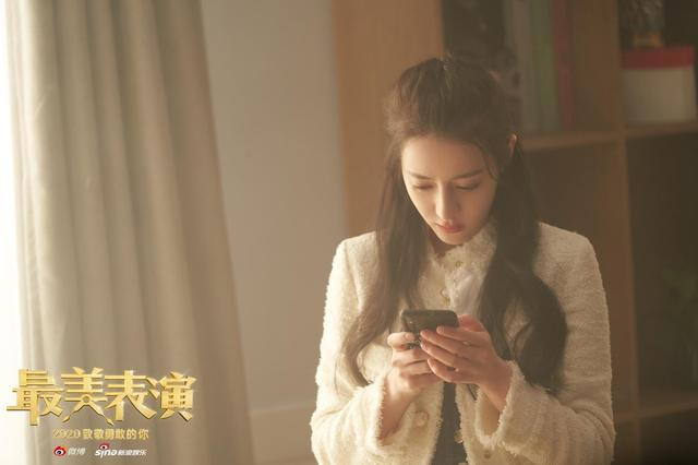 Địch Lệ Nhiệt Ba thay 'một tá' trang phục trong vòng 8 giây Ảnh 10