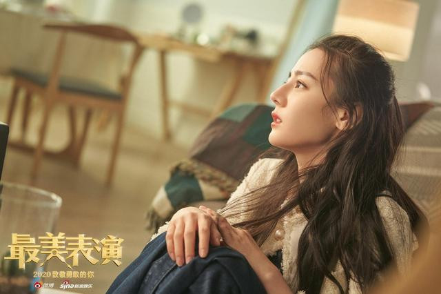 Địch Lệ Nhiệt Ba thay 'một tá' trang phục trong vòng 8 giây Ảnh 11