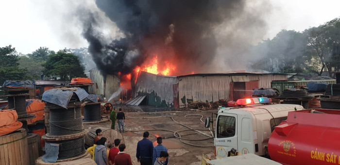 Cảnh sát nỗ lực dập lửa.