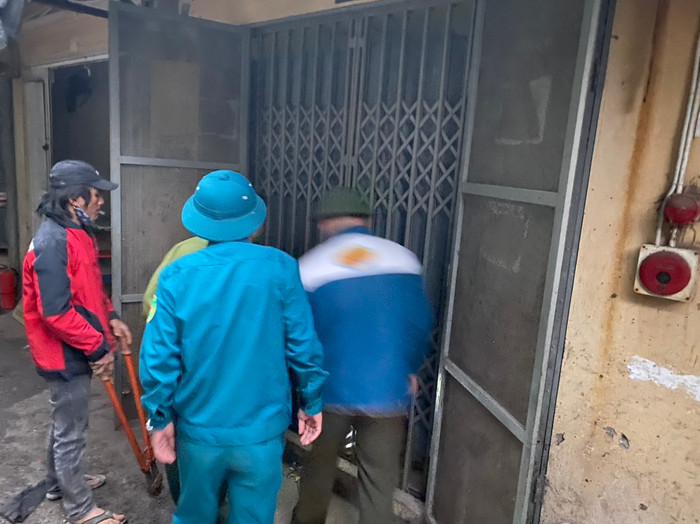 Cháy lớn kho cáp điện, dầu phế thải sát chợ Xanh Linh Đàm, hàng chục tiểu thương dập lửa cứu hàng hoá Ảnh 6