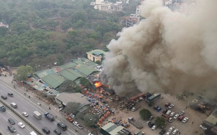 Cháy lớn kho cáp điện, dầu phế thải sát chợ Xanh Linh Đàm, hàng chục tiểu thương dập lửa cứu hàng hoá Ảnh 2