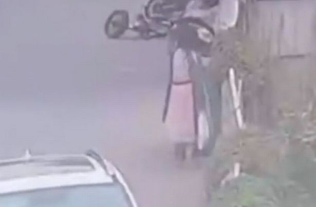 Li vứt con vào thùng rác vì không muốn cha mẹ biết mình mang thai.