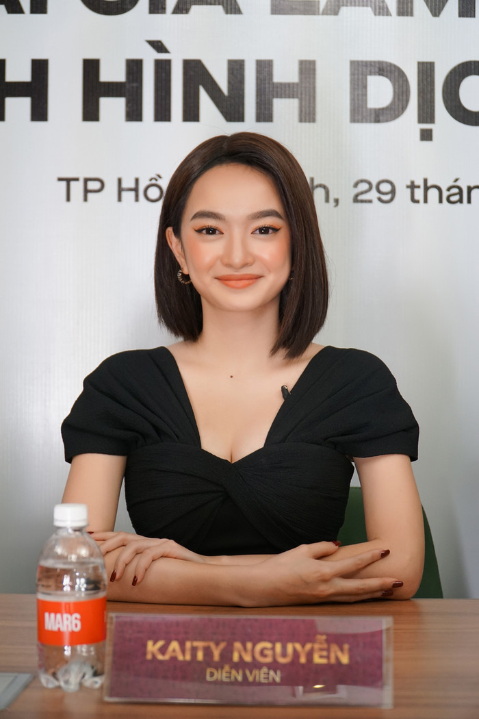 Kaity Nguyễn đại diện dàn diễn viên xuất hiện trong họp báo.