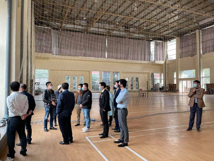 Hình ảnh đoàn khảo sát chuẩn bị phương án xây dựng Bệnh viện dã chiến thứ 3 tại Hải Dương.