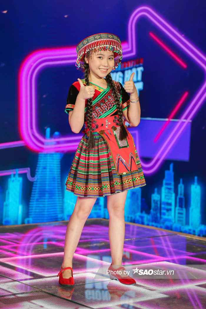 Sở hữu chất giọng trong trẻo, cô bé Bạch Khánh Linh chiếm trọn tình cảm của cặp đôi HLV Vũ Cát Tường - Hưng Cao trong vòng Giấu mặt và giành được 20 like.