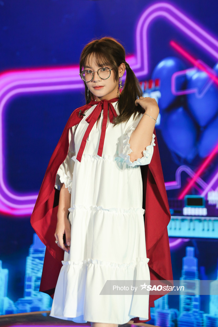 Nguyễn Diệu Linh gây ấn tượng bởi vẻ ngoài xinh đẹp. Mặc dù giọng hát còn yếu nhưng lại có năng khiếu có thể phát triển. Thật mong chờ sự thể hiện của bé trong vòng sau.