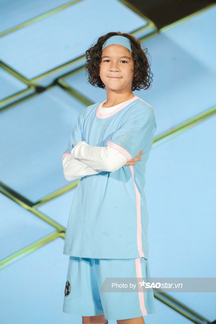 Để sở hữu được Kelvin Huỳnh trong đội, huấn luyện viên Hưng Cao đã phải rất vất vả tranh giành trên sân khấu. Cậu bé còn có phong cách trình diễn tự tin, bùng nổ năng lượng đến khán giả.