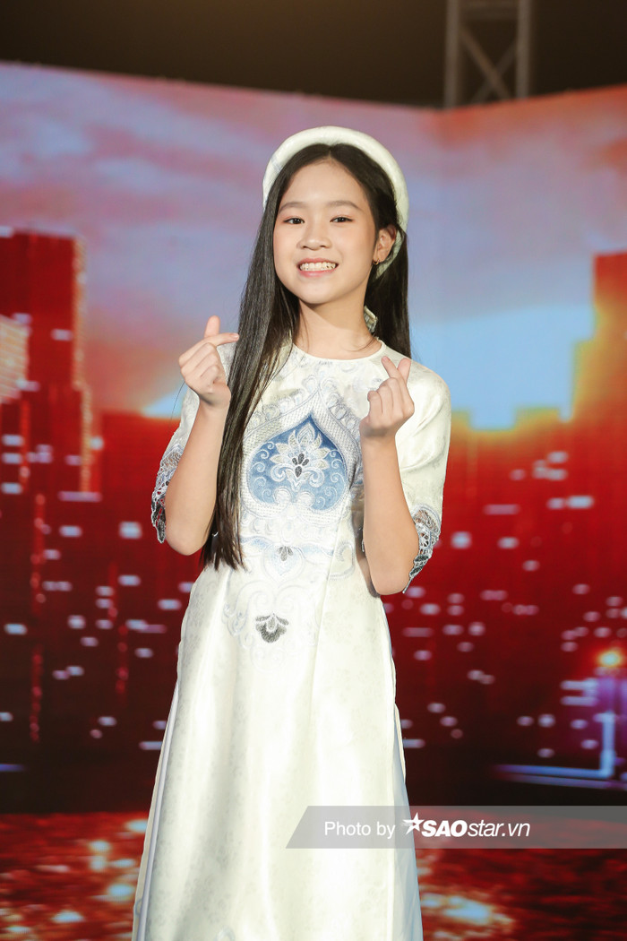 Xuất hiện với tà áo dài nền nã, Võ Nguyên Ngọc Nhi mang đến cho trường quay không gian đầy tươi trẻ bằng giọng hát ngọt ngào. Tuy nhiên, bên trong cô bé này luôn hiện hữu một cá tính mạnh mẽ và giàu năng lượng. Liệu rằng trong vòng sắp tới, Vũ Cát Tường - Hưng Cao sẽ 'lột xác' Uyên Nhi thành một phiên bản trẻ trung, sôi động hơn?