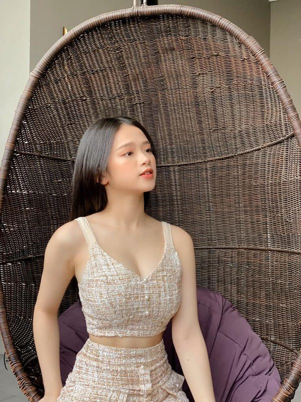 Loạt trang phục thời gian gần đây của cô tuy gợi cảm nhưng lại hợp lý, hợp tình, không quá phô phang.