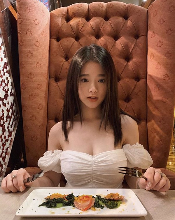 Các kiểu áo trễ nải rất được người đẹp ưu ái.