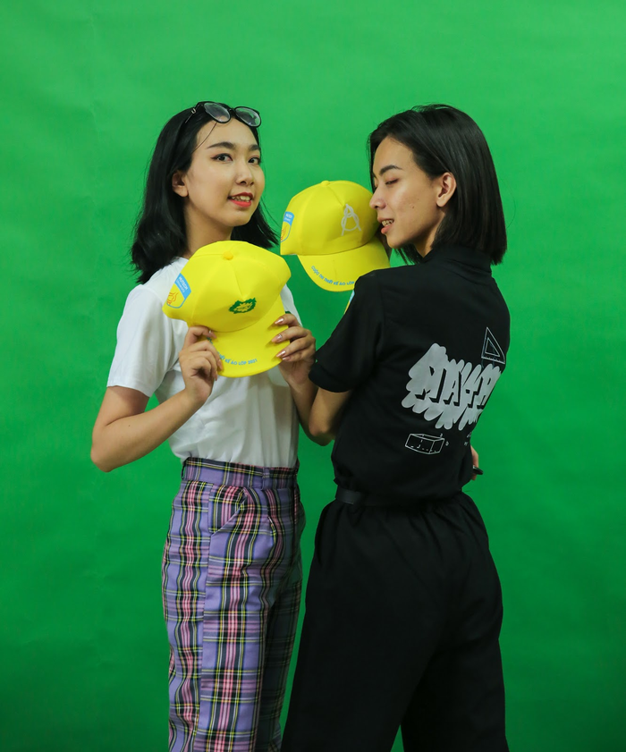 “Chị chị em em” khoe trọn bộ quà tặng HUTECH tài trợ 100%, top 20 cuộc thi với dáng chụp này là có thể khoe từng góc cạnh của sản phẩm mình thiết kế.