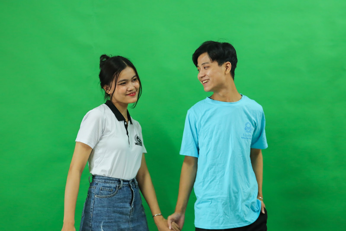 “CHẠM” nhẹ đôi tay người ấy là lâng lâng luôn phải không teen THPT mình ơi?