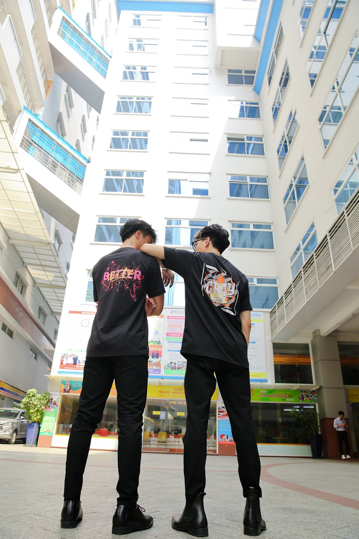 Góc chụp thấp, thêm background thú vị và chút khí chất là team áo lớp “ngầu khỏi chê” rồi.