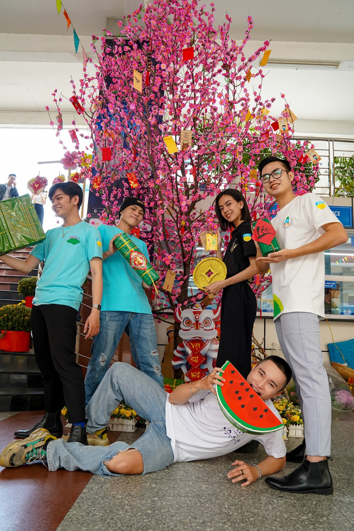 Trong mẫu áo do team THPT thiết kế, CLB Model đã rộn ràng không khí đón Xuân với đầy đủ hoa đào, bánh chưng, bánh tét, thịt mỡ dưa hành… Hội cạ cứng cấp 3 nếu có ý định cùng diện áo lớp checkin đón Tết này thì quả là “độc nhất vô nhị”.