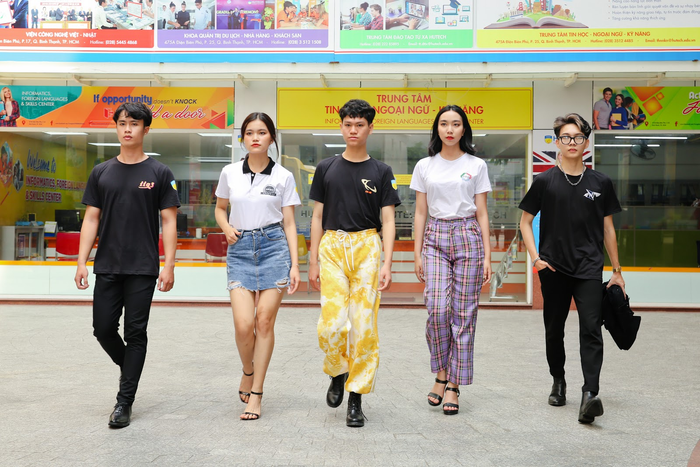 Chụp ảnh kỷ yếu với áo lớp mà vẫn khí chất ngời ngời, CLB Model thật biết chiều lòng học sinh THPT. “Kool ngầu” kiểu này hẳn “Dung đại ca” của Tháng năm rực rỡ cũng phải chào thua.