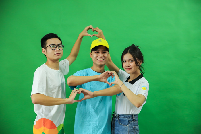 Theo giám khảo cuộc thi là MC Tùng Leo - Giám đốc thương hiệu tập đoàn, bộ ảnh kỷ yếu ngoài tham gia bình chọn trực tuyến còn là nơi lưu lại dấu ấn, kỷ niệm thời cấp 3 cho học sinh THPT. Và đó chính là nguồn “năng lượng thanh xuân” đáng quý cho hành trình dài phía trước của các teen. Với ý nghĩa lớn này, kiểu dáng “Yêu thương đong đầy” sẵn sàng giúp teen lưu cả tình cảm vào bức hình.